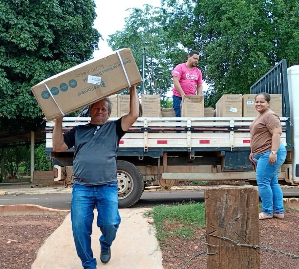 Imagem de compartilhamento para o artigo Pedro Gomes entrega cadeiras de rodas e apoia pequenos produtores com preparo do solo da MS Todo dia